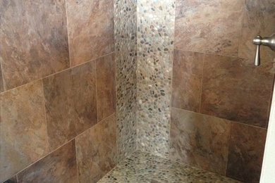 Ejemplo de cuarto de baño principal actual grande con baldosas y/o azulejos marrones, baldosas y/o azulejos de cerámica, paredes marrones y suelo de baldosas tipo guijarro