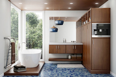 Modelo de cuarto de baño principal de tamaño medio con armarios con paneles lisos y puertas de armario de madera en tonos medios