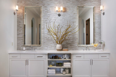 Foto di una stanza da bagno classica con top in quarzo composito, ante in stile shaker, lavabo sottopiano e ante bianche