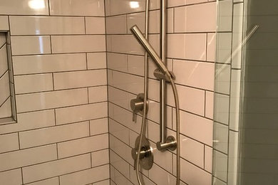サンディエゴにあるトラディショナルスタイルのおしゃれな浴室 (白いタイル、サブウェイタイル、グレーの壁、アルコーブ型シャワー、開き戸のシャワー) の写真
