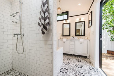Diseño de cuarto de baño clásico con puertas de armario blancas, ducha abierta, baldosas y/o azulejos de cemento, paredes blancas y ducha abierta
