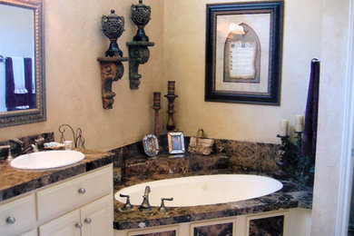ダラスにあるコンテンポラリースタイルのおしゃれな浴室 (オーバーカウンターシンク、白いキャビネット、コーナー型浴槽、ベージュの壁) の写真