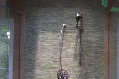 Klassisk inredning av ett mellanstort en-suite badrum, med ett badkar med tassar, en kantlös dusch, grön kakel och stickkakel