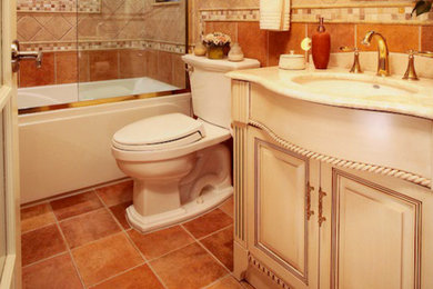 Diseño de cuarto de baño grande con lavabo encastrado, combinación de ducha y bañera y sanitario de una pieza