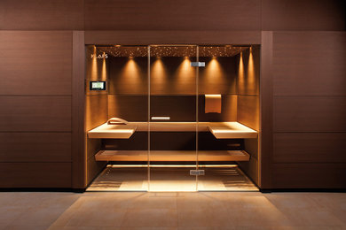 Идея дизайна: большая баня и сауна в современном стиле с бежевой плиткой, коричневыми стенами, полом из керамогранита и бежевым полом