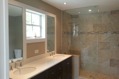 Exemple d'une salle de bain chic en bois foncé avec un lavabo encastré, une douche ouverte, un placard en trompe-l'oeil, un plan de toilette en marbre, WC séparés, un carrelage beige et des carreaux de porcelaine.