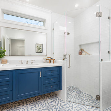Knoll - Farmhouse Bathroom