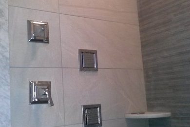 Ejemplo de cuarto de baño principal minimalista de tamaño medio con baldosas y/o azulejos de porcelana y paredes grises