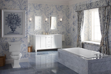 Imagen de cuarto de baño clásico grande con lavabo integrado, armarios estilo shaker, puertas de armario blancas, baldosas y/o azulejos azules y paredes azules