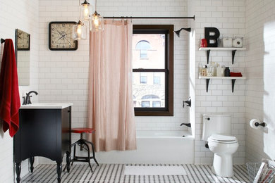 ボストンにあるモダンスタイルのおしゃれな浴室 (ペデスタルシンク、黒いキャビネット、ドロップイン型浴槽、シャワー付き浴槽	、一体型トイレ	、白いタイル、セラミックタイル、白い壁、セラミックタイルの床) の写真
