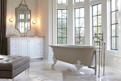 Klassisk inredning av ett badrum, med ett undermonterad handfat och ett badkar med tassar