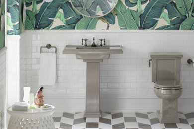 ソルトレイクシティにある高級な広いコンテンポラリースタイルのおしゃれなマスターバスルーム (分離型トイレ、白いタイル、サブウェイタイル、白い壁、磁器タイルの床、ペデスタルシンク) の写真