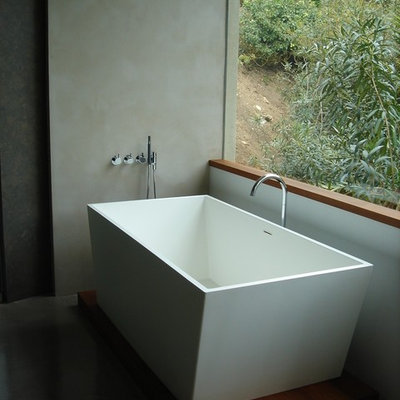 Minimalist freestanding bathtub photo in New York