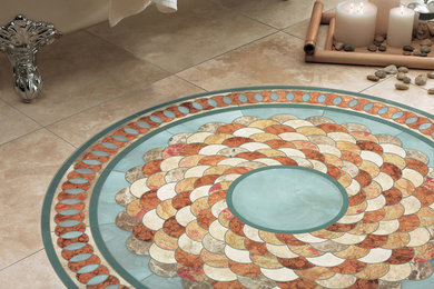 Diseño de cuarto de baño principal tradicional con bañera con patas, suelo de piedra caliza y suelo beige