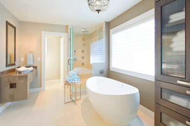 Foto de cuarto de baño tradicional renovado de tamaño medio con bañera exenta, ducha esquinera y paredes beige