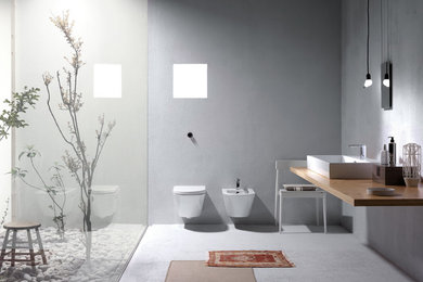 Ejemplo de cuarto de baño infantil contemporáneo grande con encimera de madera, ducha abierta, sanitario de pared, baldosas y/o azulejos grises, paredes negras y suelo de cemento