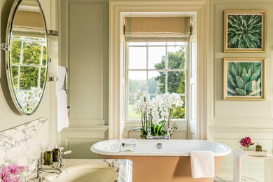 Imagen de cuarto de baño tradicional grande con bañera exenta, paredes verdes, suelo de mármol, lavabo tipo consola y suelo blanco