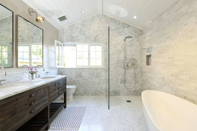 На фото: ванная комната в стиле неоклассика (современная классика) с врезной раковиной, темными деревянными фасадами, отдельно стоящей ванной, душем без бортиков, раздельным унитазом и плоскими фасадами
