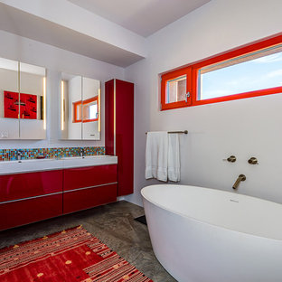 Foto di una grande stanza da bagno padronale contemporanea con vasca freestanding, piastrelle a mosaico, ante lisce, ante rosse, pareti bianche, pavimento in cemento, lavabo integrato, piastrelle multicolore, top in quarzo composito, pavimento marrone e top bianco