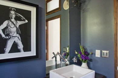 ロサンゼルスにある中くらいなコンテンポラリースタイルのおしゃれなバスルーム (浴槽なし) (紫の壁、オーバーカウンターシンク、オープンシェルフ、中間色木目調キャビネット、木製洗面台) の写真