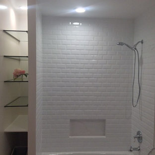 Mittelgroßes Modernes Badezimmer mit Eckbadewanne, Duschbadewanne, weißen Fliesen, Metrofliesen, beiger Wandfarbe, integriertem Waschbecken, Toilette mit Aufsatzspülkasten und Keramikboden in Los Angeles