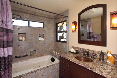 ロサンゼルスにある高級な中くらいなトラディショナルスタイルのおしゃれなバスルーム (浴槽なし) (アルコーブ型浴槽、シャワー付き浴槽	、分離型トイレ、スレートタイル、ベージュの壁、アンダーカウンター洗面器、シャワーカーテン、シェーカースタイル扉のキャビネット、茶色いキャビネット、御影石の洗面台) の写真