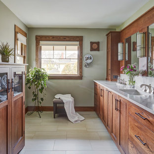 Esempio di una stanza da bagno padronale stile americano con ante in legno scuro, pareti grigie, lavabo sottopiano, pavimento beige e top bianco