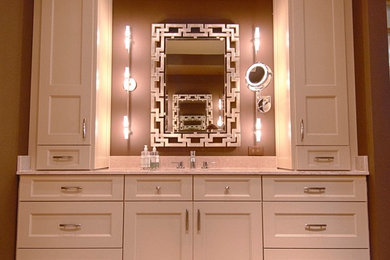 Immagine di una grande stanza da bagno padronale classica con lavabo sottopiano, ante in stile shaker, ante bianche, top piastrellato, piastrelle beige, pareti marroni e pavimento in marmo