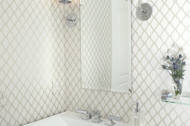 フィラデルフィアにあるお手頃価格の中くらいなトランジショナルスタイルのおしゃれな浴室 (コンソール型シンク、分離型トイレ、ベージュのタイル、白い壁、トラバーチンの床) の写真