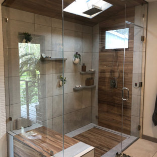 Imagen de cuarto de baño principal, abovedado y papel pintado, asiático, de tamaño medio, papel pintado, con armarios con paneles empotrados, puertas de armario marrones, ducha esquinera, sanitario de dos piezas, baldosas y/o azulejos beige, baldosas y/o azulejos de cerámica, paredes beige, suelo de baldosas de cerámica, lavabo encastrado, encimera de cuarcita, suelo multicolor, ducha con puerta con bisagras, encimeras grises y papel pintado