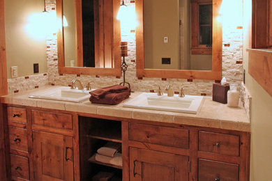 サクラメントにあるラスティックスタイルのおしゃれな浴室の写真