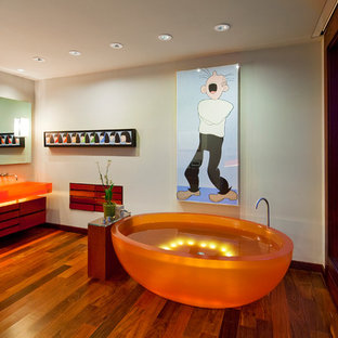 Idéer för ett stort eklektiskt orange en-suite badrum, med ett fristående badkar, beige väggar, mörkt trägolv, ett avlångt handfat och brunt golv