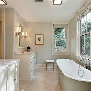 Immagine di una stanza da bagno tradizionale con vasca freestanding