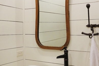 Example of a country bathroom design in Dallas