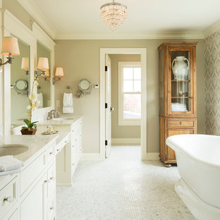 Foto di una stanza da bagno country con lavabo sottopiano, vasca freestanding e top in marmo