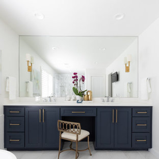 Ispirazione per una grande stanza da bagno padronale chic con ante in stile shaker, ante blu, pareti bianche, pavimento in gres porcellanato, lavabo sottopiano, pavimento grigio, top bianco, due lavabi e mobile bagno incassato