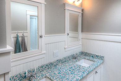他の地域にあるビーチスタイルのおしゃれな浴室 (テラゾーの洗面台、白いタイル) の写真