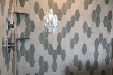 Diseño de cuarto de baño tradicional renovado con baldosas y/o azulejos grises, baldosas y/o azulejos de porcelana, suelo de baldosas de porcelana y suelo blanco