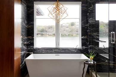 Exemple d'une salle de bain principale tendance de taille moyenne avec une baignoire indépendante, un carrelage noir, du carrelage en marbre, un sol en travertin, un sol beige, une cabine de douche à porte battante, un mur noir et une douche d'angle.