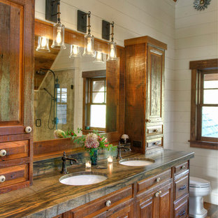 Esempio di una grande stanza da bagno padronale rustica con ante con bugna sagomata, ante in legno bruno, pareti bianche, parquet scuro, lavabo sottopiano, top in granito, pavimento marrone, porta doccia a battente e top verde