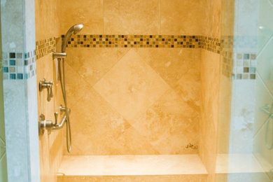 ニューオリンズにあるお手頃価格のトラディショナルスタイルのおしゃれな浴室 (アルコーブ型シャワー、セラミックタイルの床) の写真