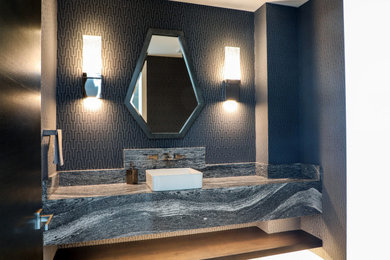 Imagen de cuarto de baño único y flotante actual con baldosas y/o azulejos negros, encimera de cuarcita, encimeras negras y papel pintado