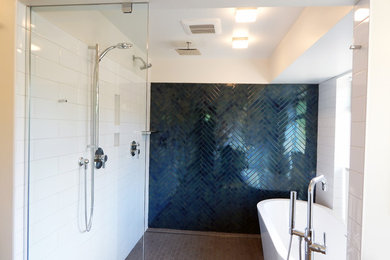 シアトルにある高級なエクレクティックスタイルのおしゃれな浴室の写真