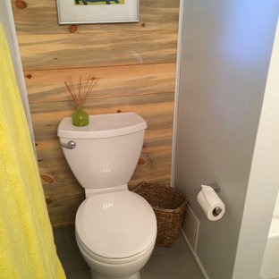 Ispirazione per una piccola stanza da bagno con doccia country con WC a due pezzi, pareti bianche, pavimento in gres porcellanato, doccia alcova, piastrelle bianche, piastrelle diamantate, doccia con tenda e pavimento grigio