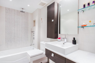Diseño de cuarto de baño actual de tamaño medio con armarios tipo vitrina, puertas de armario marrones y baldosas y/o azulejos blancos