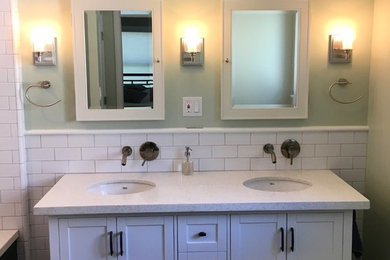 Ejemplo de cuarto de baño clásico con armarios estilo shaker, puertas de armario blancas, bañera encastrada sin remate, baldosas y/o azulejos blancos, baldosas y/o azulejos de cerámica y encimera de cuarcita