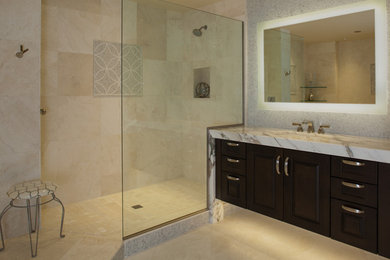 Ejemplo de cuarto de baño principal contemporáneo de tamaño medio con puertas de armario de madera en tonos medios, encimera de mármol, ducha a ras de suelo y baldosas y/o azulejos beige