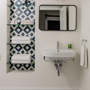 Immagine di una piccola stanza da bagno con doccia minimalista con doccia alcova, WC monopezzo, piastrelle blu, piastrelle di cemento, pareti bianche, pavimento in cementine, lavabo sospeso, pavimento blu e porta doccia a battente