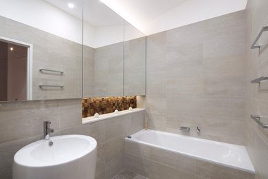 シドニーにある広いモダンスタイルのおしゃれな浴室 (アルコーブ型浴槽、アルコーブ型シャワー、オープンシャワー) の写真
