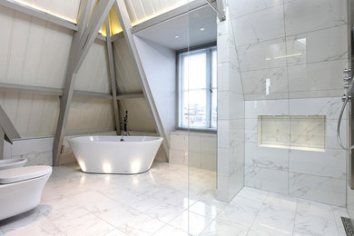 バンクーバーにあるラグジュアリーな広いコンテンポラリースタイルのおしゃれなマスターバスルーム (置き型浴槽、コーナー設置型シャワー、ビデ、白いタイル、大理石タイル、白い壁、大理石の床、白い床、オープンシャワー) の写真